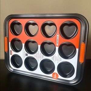 Le Creuset Heart Cakelet Pan